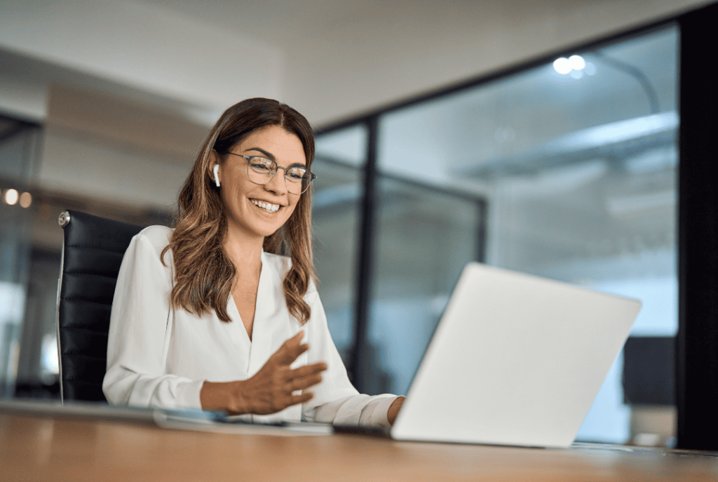 Woman giving tips on good operations in a virtual sesion