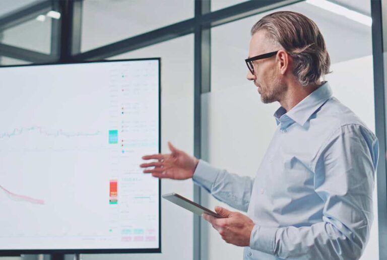 manager discussing different styles of project management to improve business processes