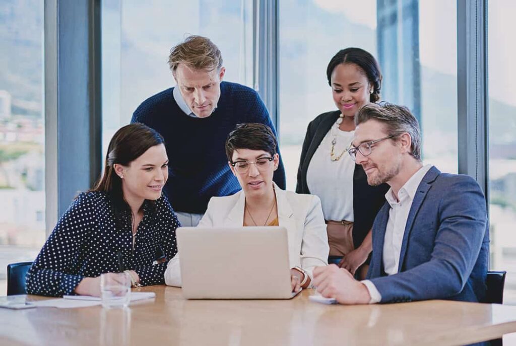 a manager guiding her team through the execution phase in project management for successful results