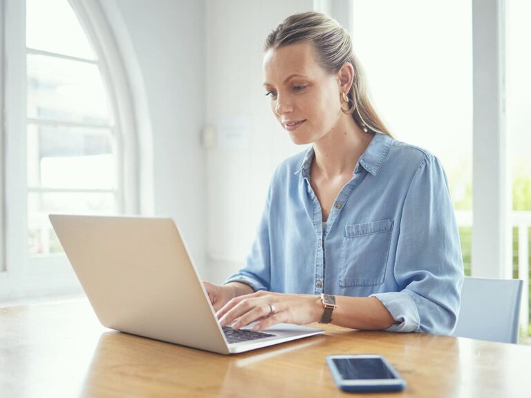 Catch the hidden signs of micromanaging and learn how to manage your team better with our latest blog!